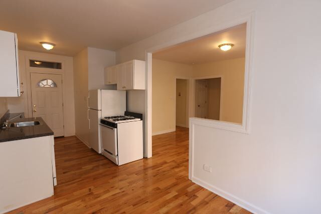 Building Photo - 627 W Cornelia Ave