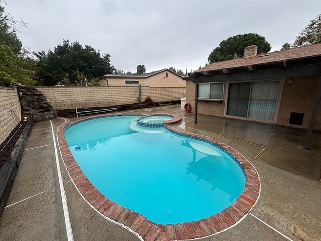 Building Photo - Charming Single-Story 3-Bedroom Pool Home in Valencia!