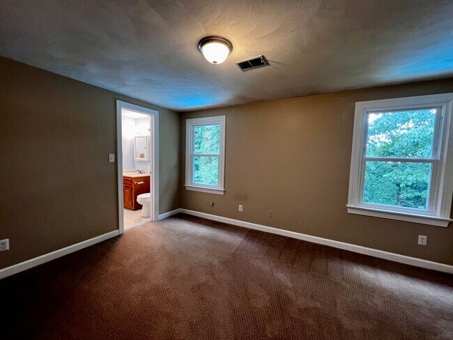 Building Photo - Large 6 bedroom home with Pool in Virginia Beach