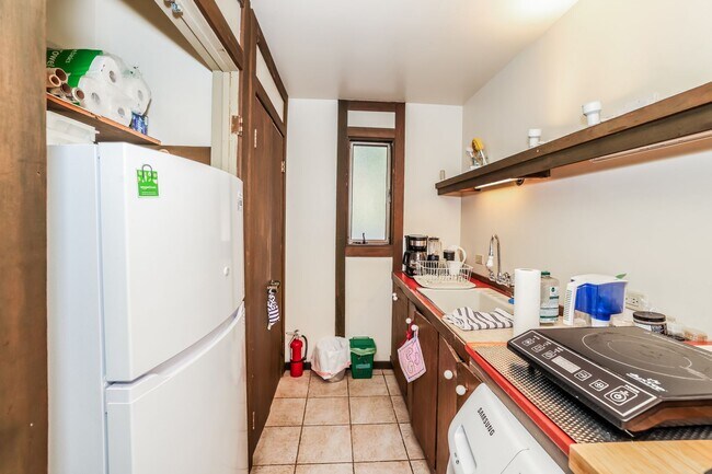 Building Photo - Furnished Lower Unit In Berkeley!