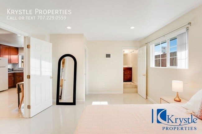 Building Photo - Elegant and Spacious 1 Bedroom, 1 Bathroom...