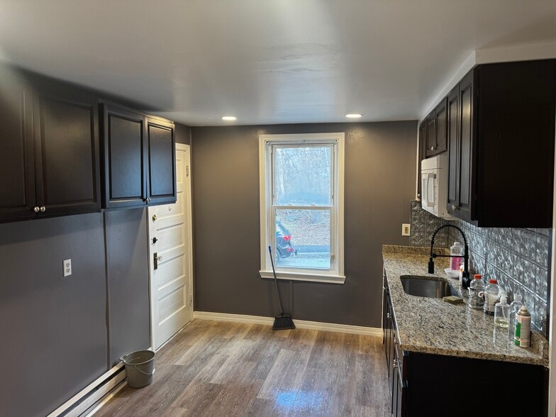 Building Photo - 292 Elm St