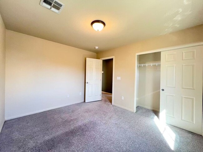 Building Photo - Beautiful 2 story single house