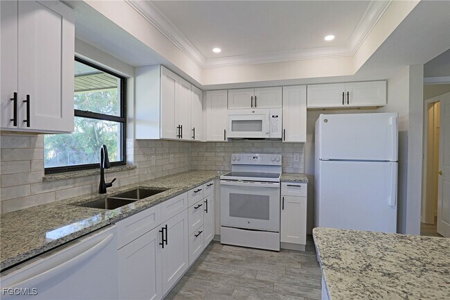 Building Photo - 629 SW Santa Barbara Pl