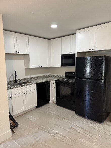 Brand new kitchen - 4620 McGregor Blvd