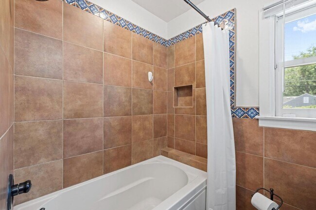 Building Photo - (POOL!) 3 bed/2 bath - 1935 Spanish Coloni...