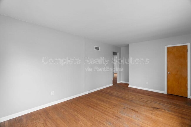 Building Photo - 9220 Leamont Dr