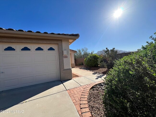 Building Photo - 8820 N Mesquite Bluffs Pl