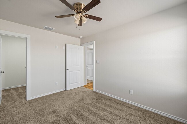 Building Photo - FOR LEASE ON AN ACRE LOT