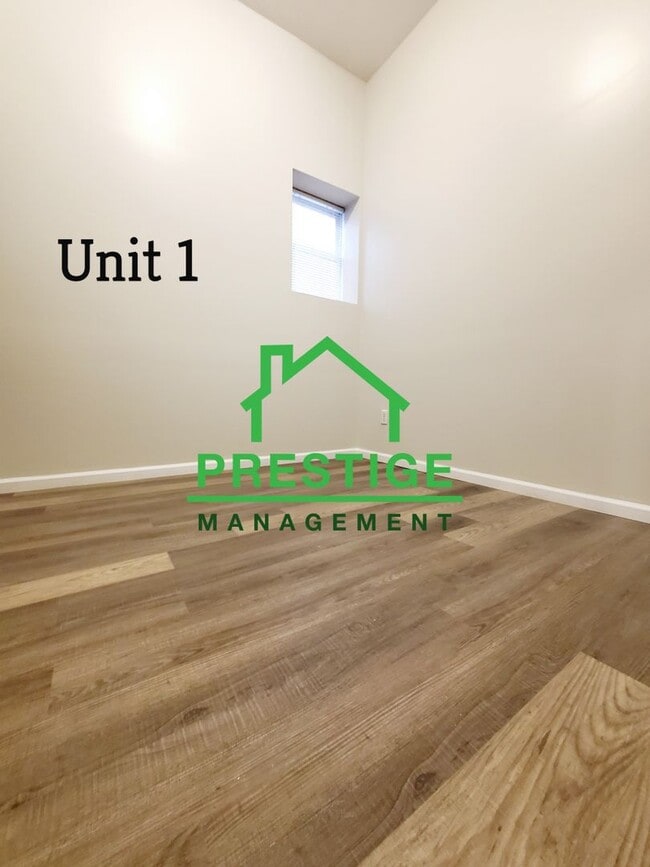 Building Photo - Updated 3 Bedroom Apartment