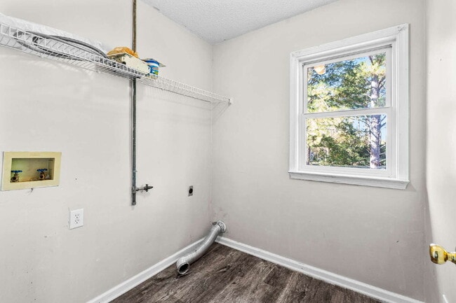 Building Photo - Three Bedroom Rental directly next to Arnall Middle School