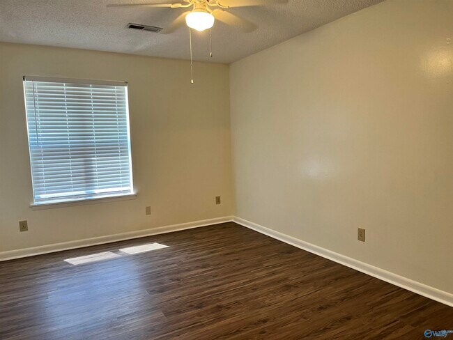 Building Photo - 9718 Wallwood Dr SE