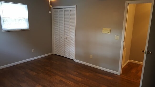 Building Photo - Large Home with Beautiful Mountain Views
