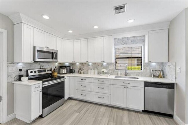Building Photo - 8080 Covington Ct