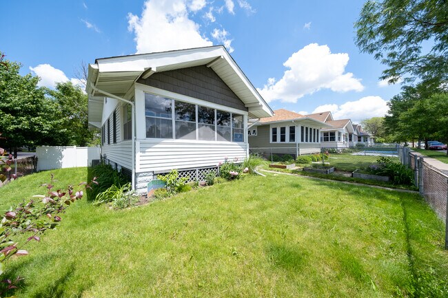 Building Photo - 817 Central Ave W