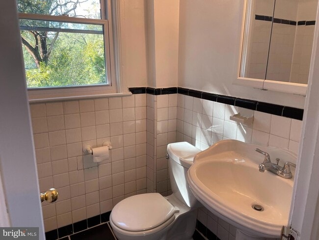 Building Photo - 610 Ritchie Ave