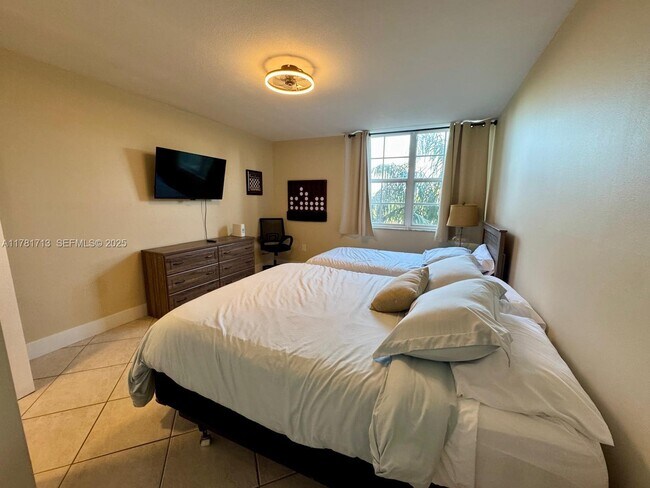 Building Photo - 19501 E Country Club Dr