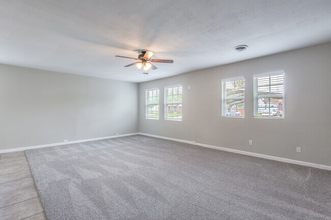 Building Photo - 404 S 200th E Ave