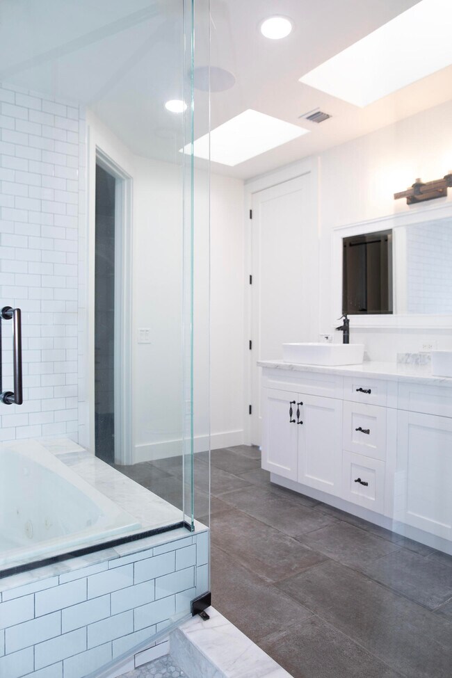 Building Photo - 634 SE 3rd Ave