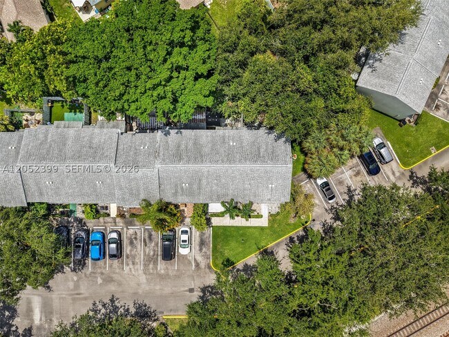 Building Photo - 785 Crystal Lake Dr