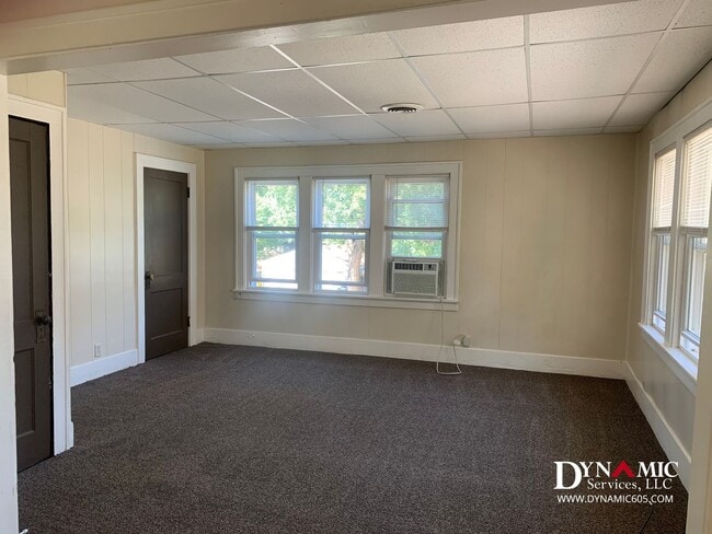 Building Photo - Upper Level 2 Bedroom, 1 Bathroom Duplex