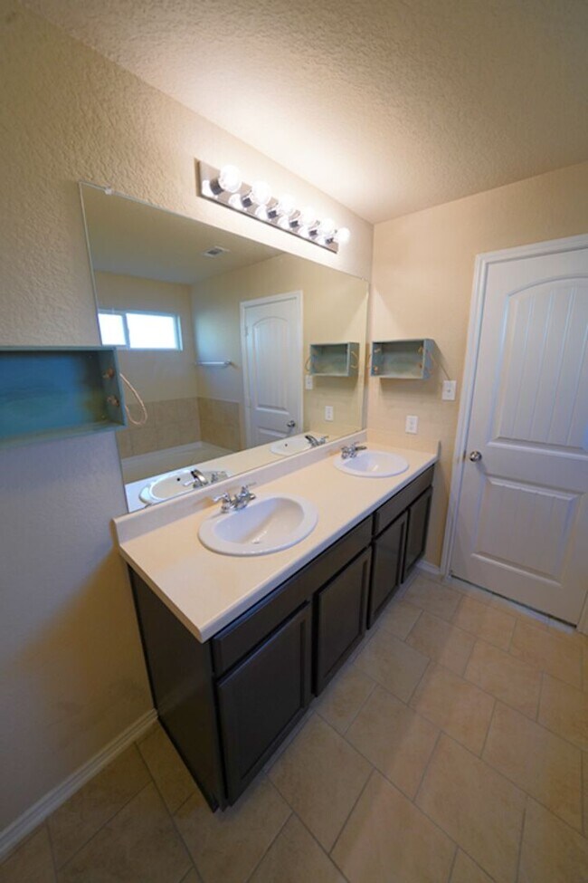 Building Photo - Gorgeous Selma Living with a Inground Pool...