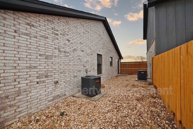 Building Photo - 14411 Periwinkle Dr