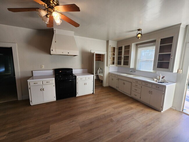 Building Photo - 555 Wallis Ave