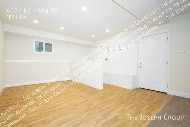 Building Photo - 4021 NE 45th St