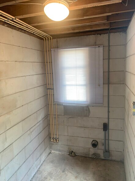 Building Photo - 2554 Ernest St