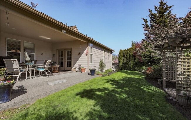 Building Photo - 3 Bed, 2 Bath PLUS Bonus Room SHORT TERM R...