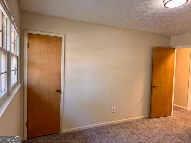 Building Photo - 3710 Creekview Cir