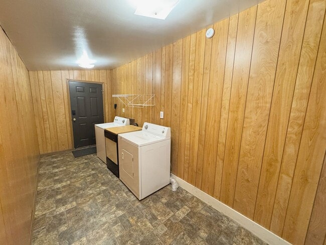 Building Photo - short term lease available