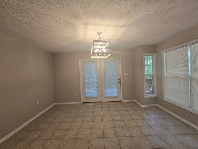 Building Photo - 3910 Sarasota Dr