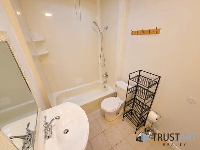 Building Photo - 3 bedroom house in Tacony