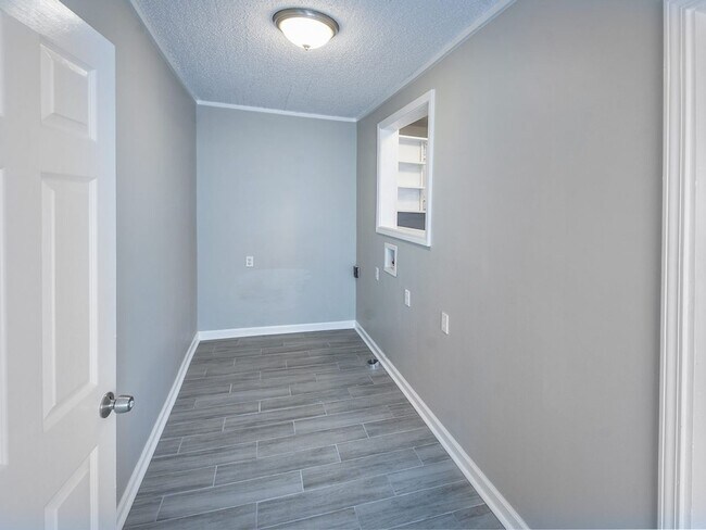 Building Photo - UPDATED 3 bed, 1 bath near U of M.