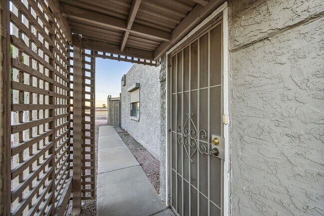 Building Photo - 6120 E Augusta Cir