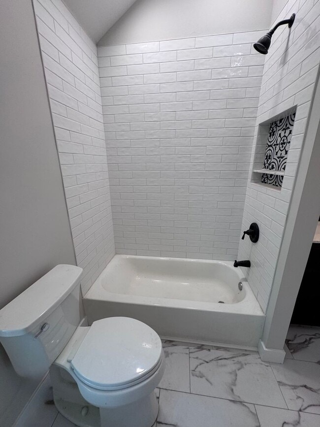 Building Photo - Trendy Urban Loft