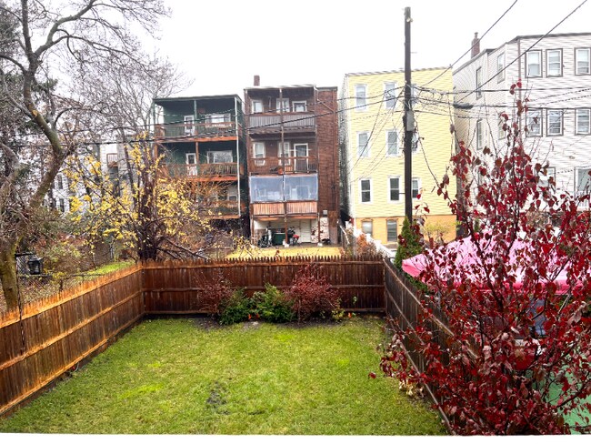 Building Photo - 326 Chelsea St