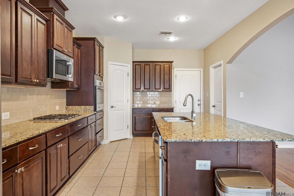 Building Photo - 13440 Larch Ct