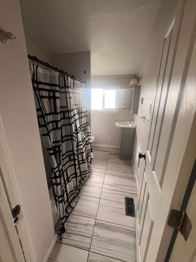 Building Photo - 3 bedroom, 1 Bath home - Rare find with a ...