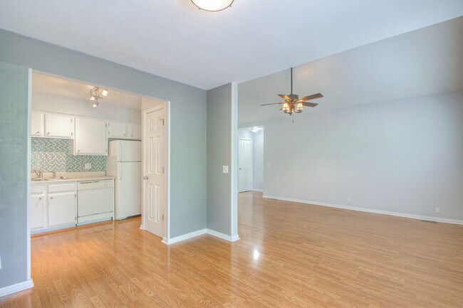 Building Photo - 104 Doral Ct