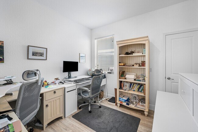 Building Photo - 924 Deer Hvn Dr