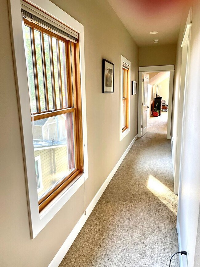 Building Photo - 535 NW Florida Ave