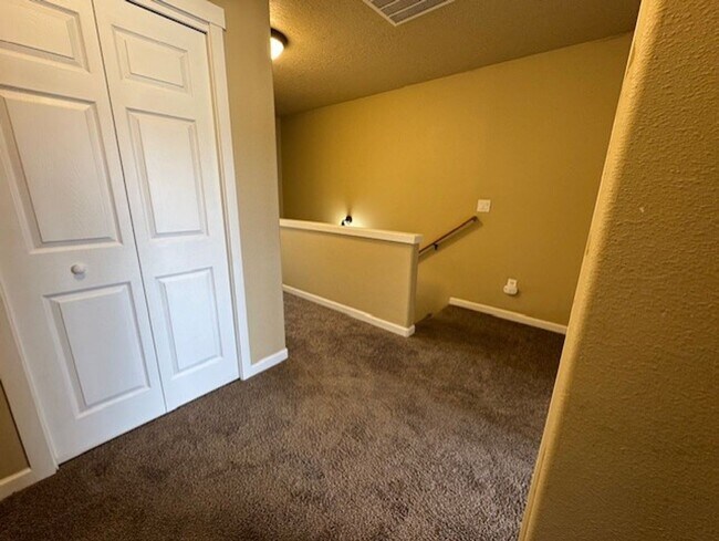 Building Photo - MOVE IN SPECIAL $500 OFF FIRST MONTHS RENT / Duplex SW Redmond