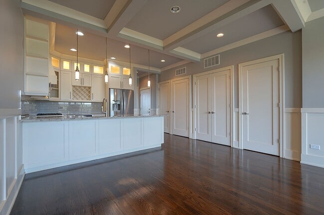 Building Photo - PRICE REDUCED!! Luxury 3BR/2BA Condo (Parking Included) – Prime Hyde Park & Modern Finishes!