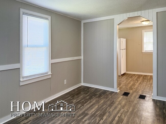Building Photo - 1-Bedroom House Available NOW
