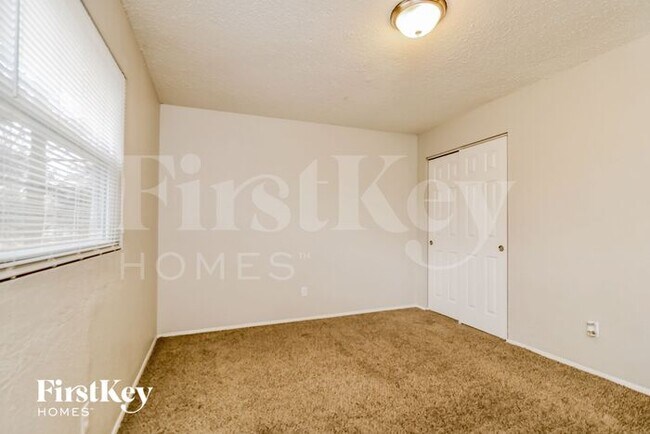 Building Photo - 6208 Silver Fox Dr