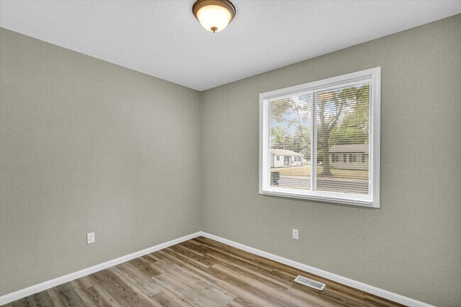 Building Photo - 1306 Ellis Dr