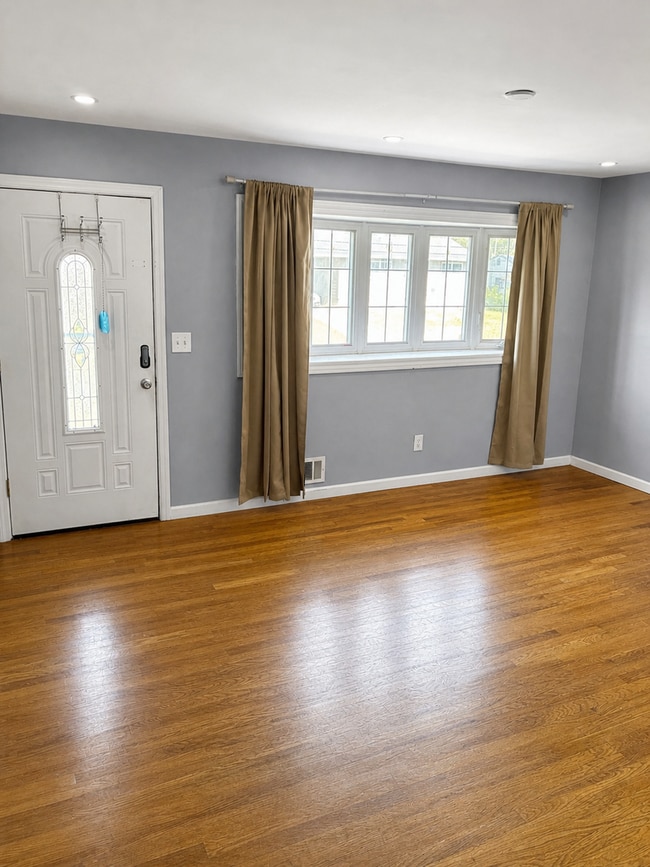 Building Photo - 3 Bedroom Single-Family Ranch Home in Toms River